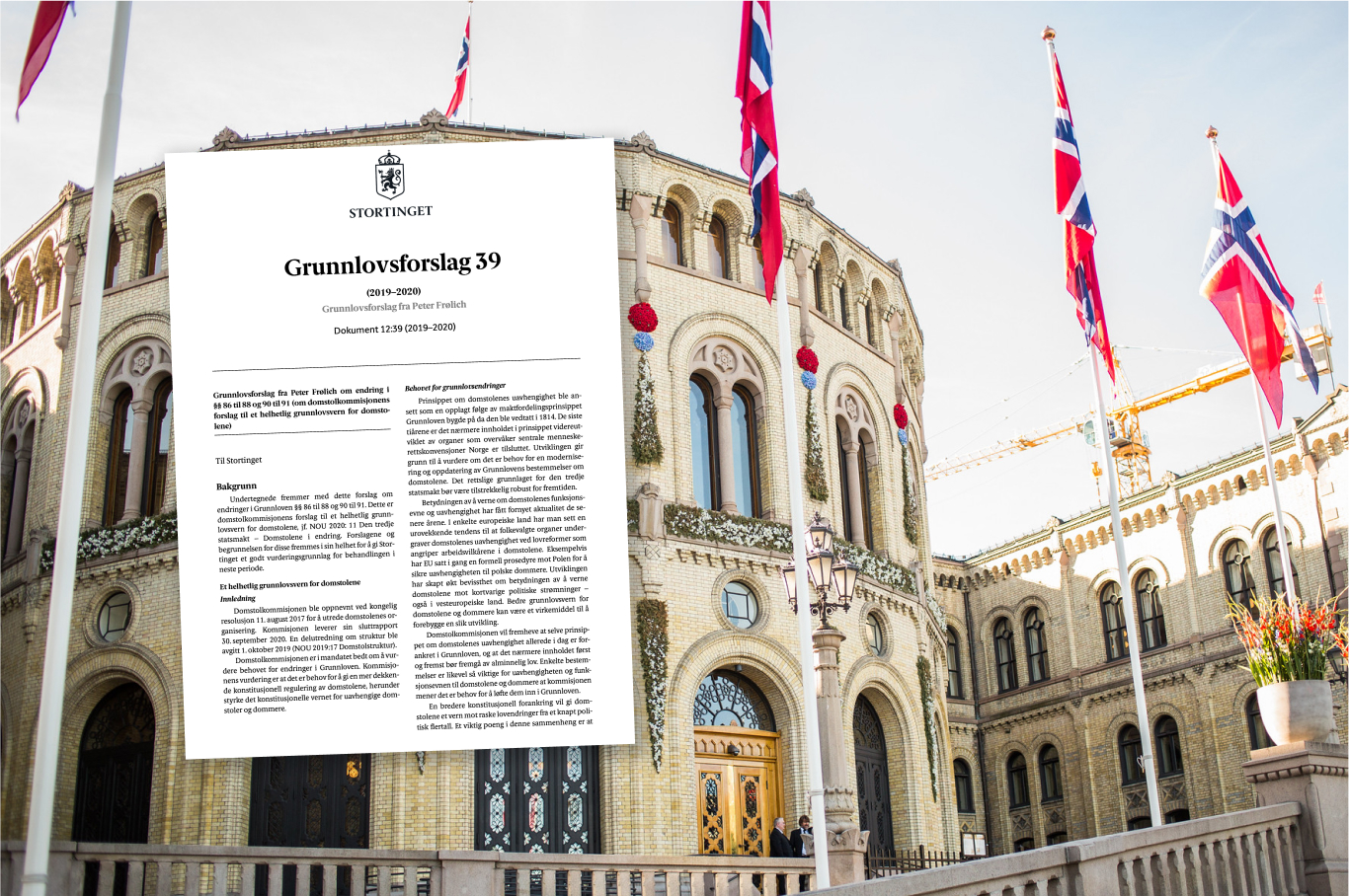 Faksimile av grunnlovsforslag 39 oppå et bilde av Stortinget pyntet med flagg til 17. mai.