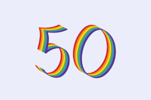 Tallet 50 skrevet med regnbuebånd, på lys blå bakgrunn.